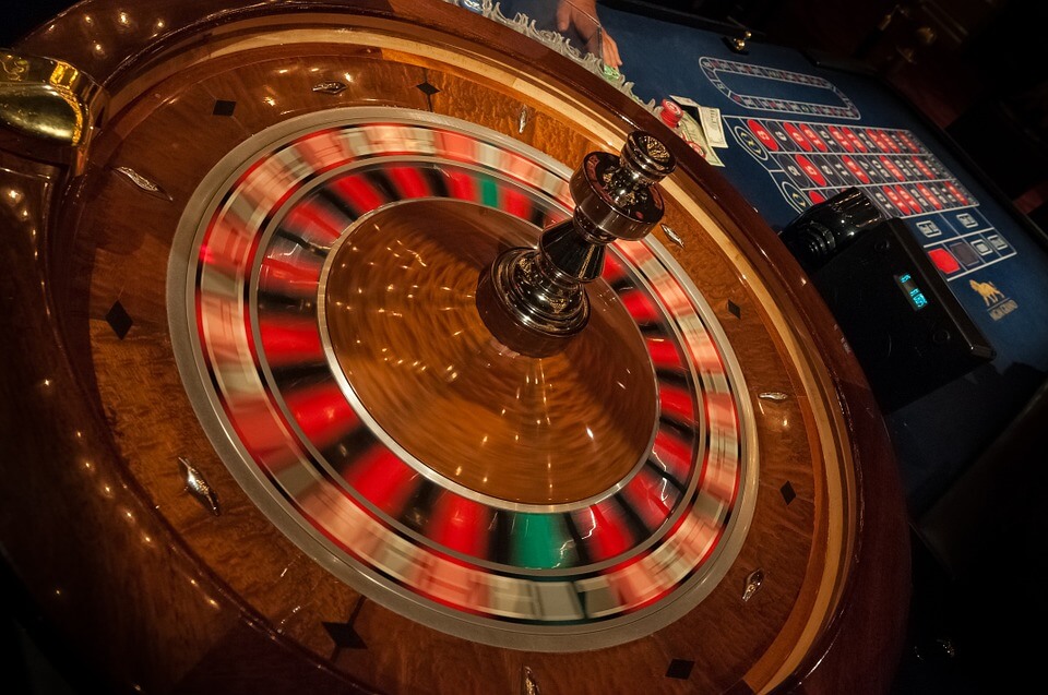 mesa de ruleta con apuestas de dinero real